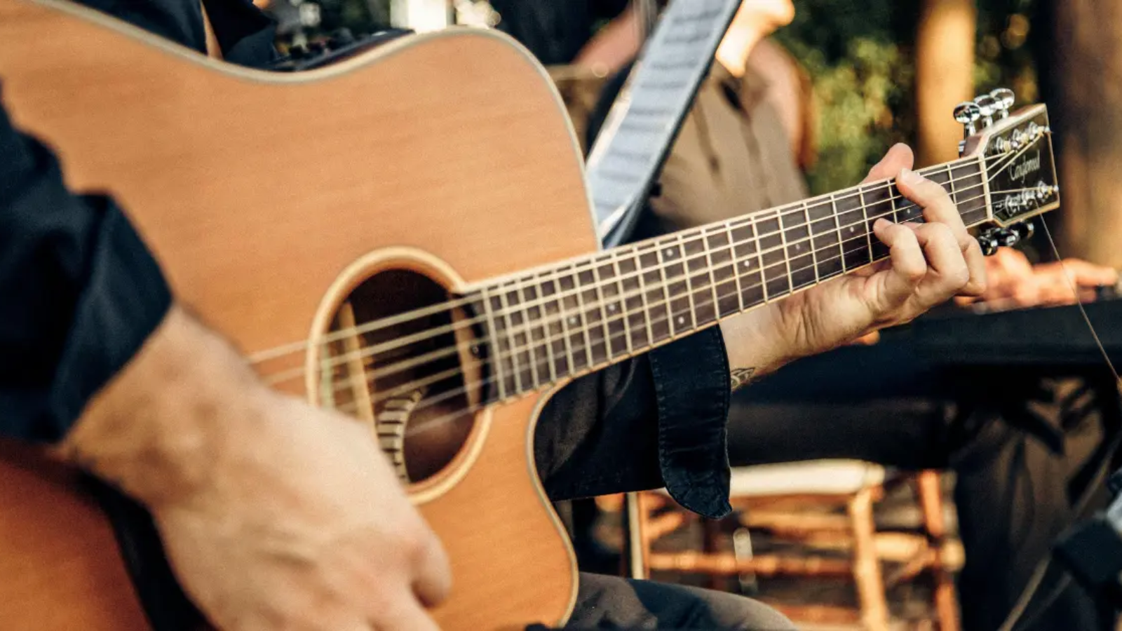 Buying Your First Acoustic Guitar guide1