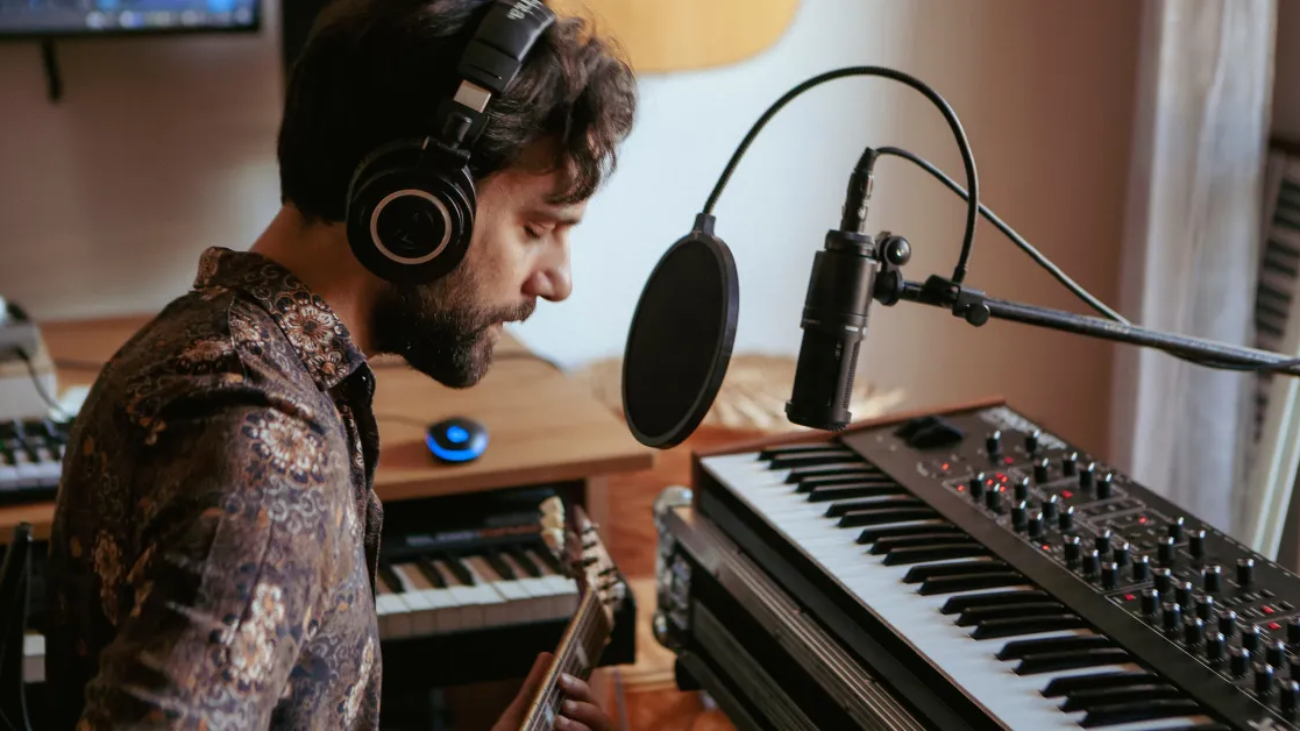 Perfect Keyboard for Your Home Studio Setup 4